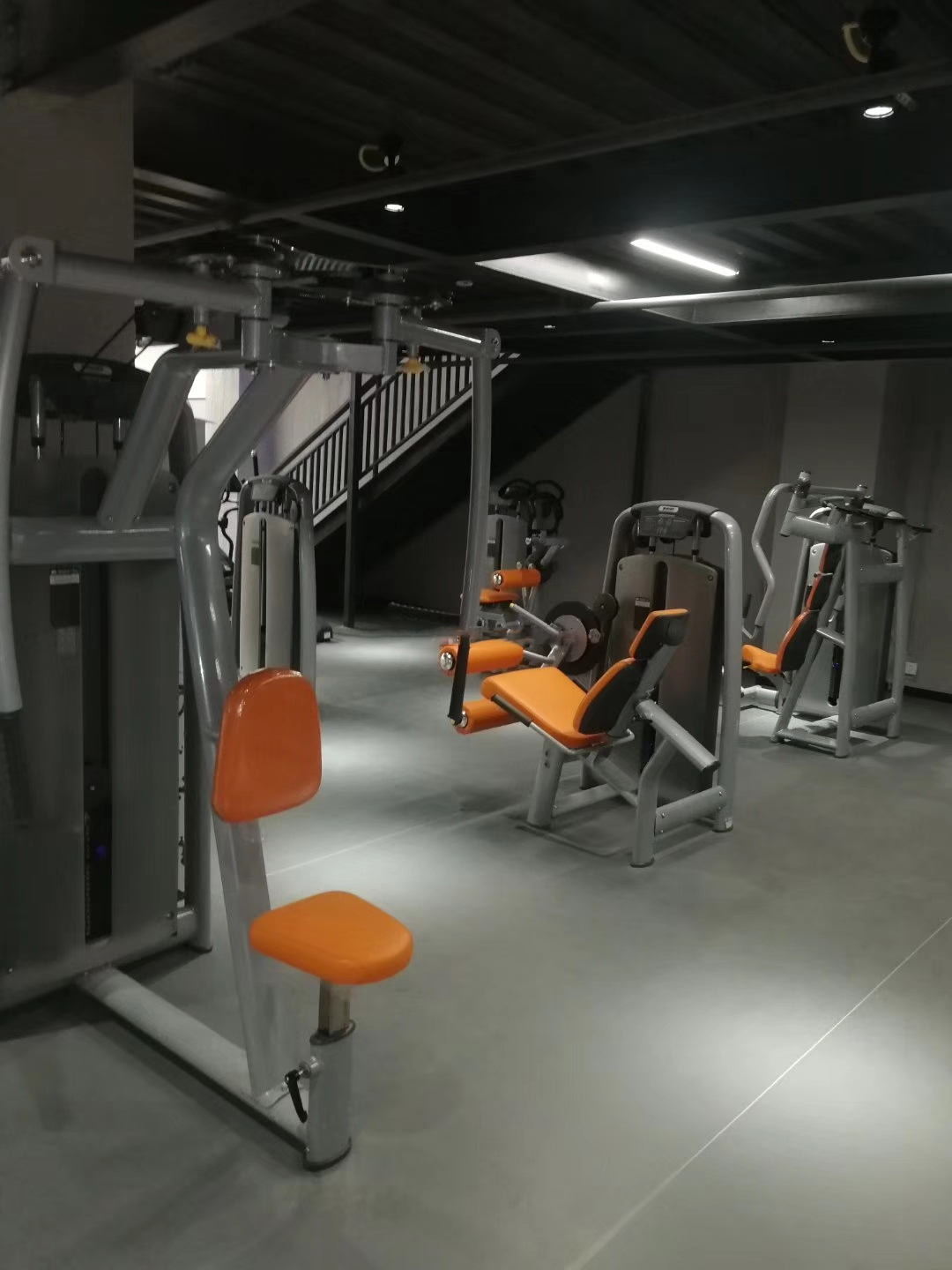 蝴蝶機如何使用，健身房蝴蝶機使用教程