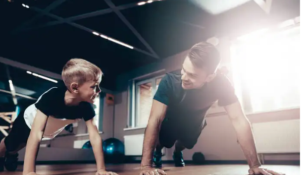 針對(duì)近期互聯(lián)網(wǎng)上的直播健身熱，專(zhuān)家提醒——健身要講究科學(xué)